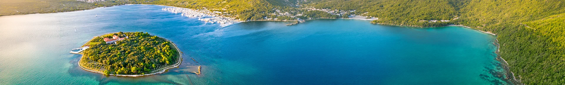 Die Bucht Puntarska Draga mit der Insel Košljun in Kroatien.