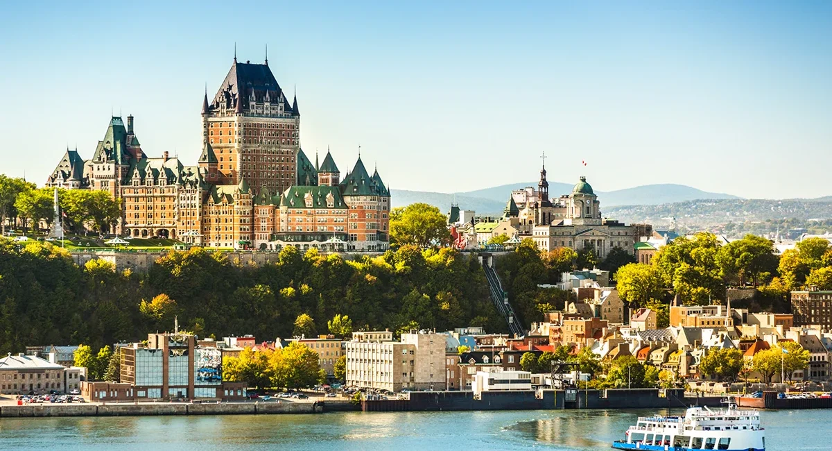 Die historische Skyline von Québec City mit dem majestätischen Hotel Château Frontenac, das auf einer Klippe über dem Sankt-Lorenz-Strom thront.