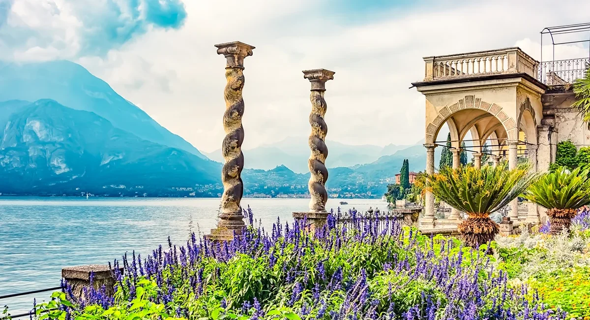 Der botanische Garten der Villa Monastero in Varenna am Comer See in Italien.