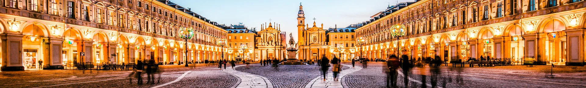 Der beleuchtete Piazza San Carlo in Turin, die von prachtvollen Barockbauten umgeben ist.