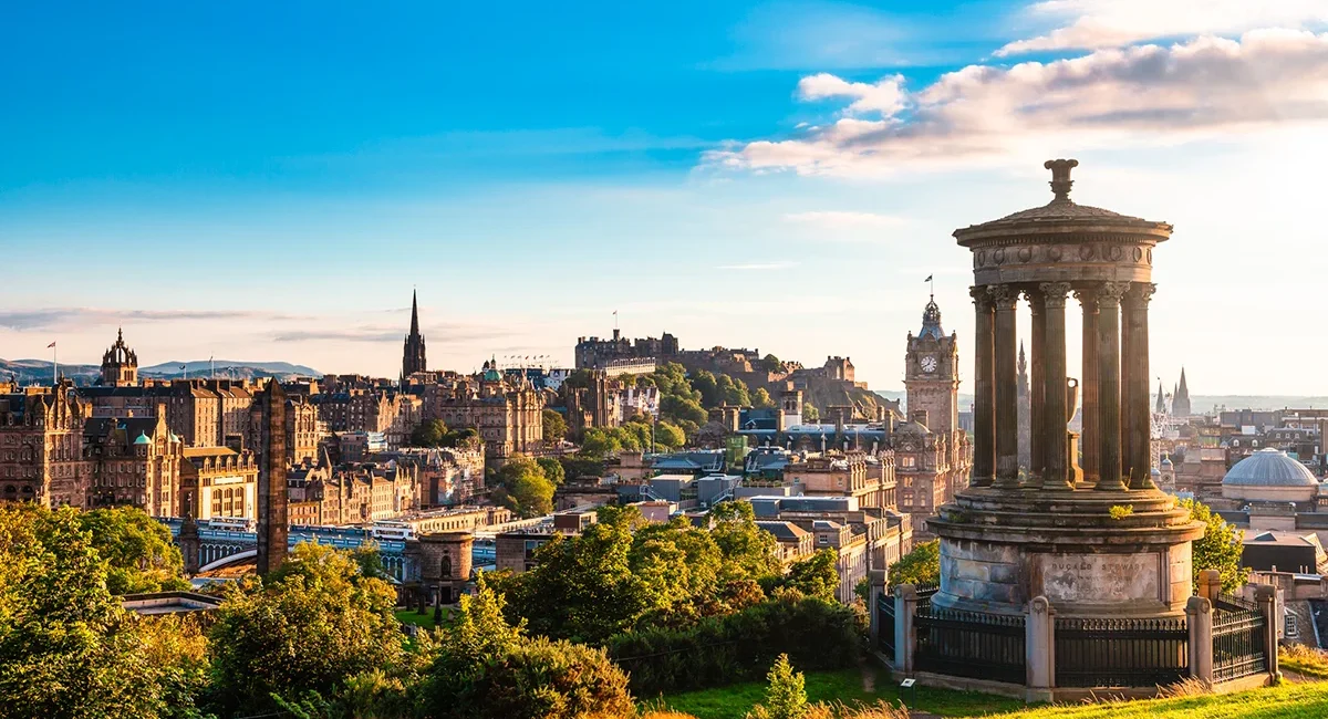Die historische Skyline von Edinburgh in Schottland mit dem markanten Castle im Hintergrund.
