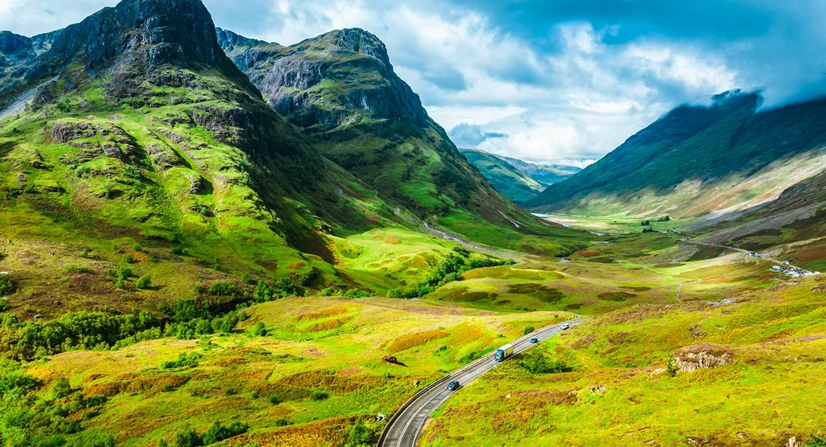 Das saftig grüne Glen Coe Tal in den schottischen Highlands mit seiner markanten Berggruppe.