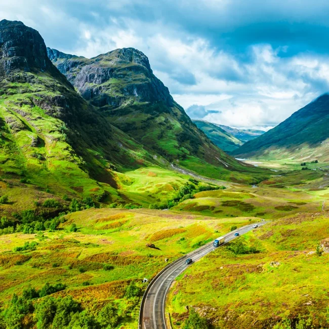 Das saftig grüne Glen Coe Tal in den schottischen Highlands mit seiner markanten Berggruppe.