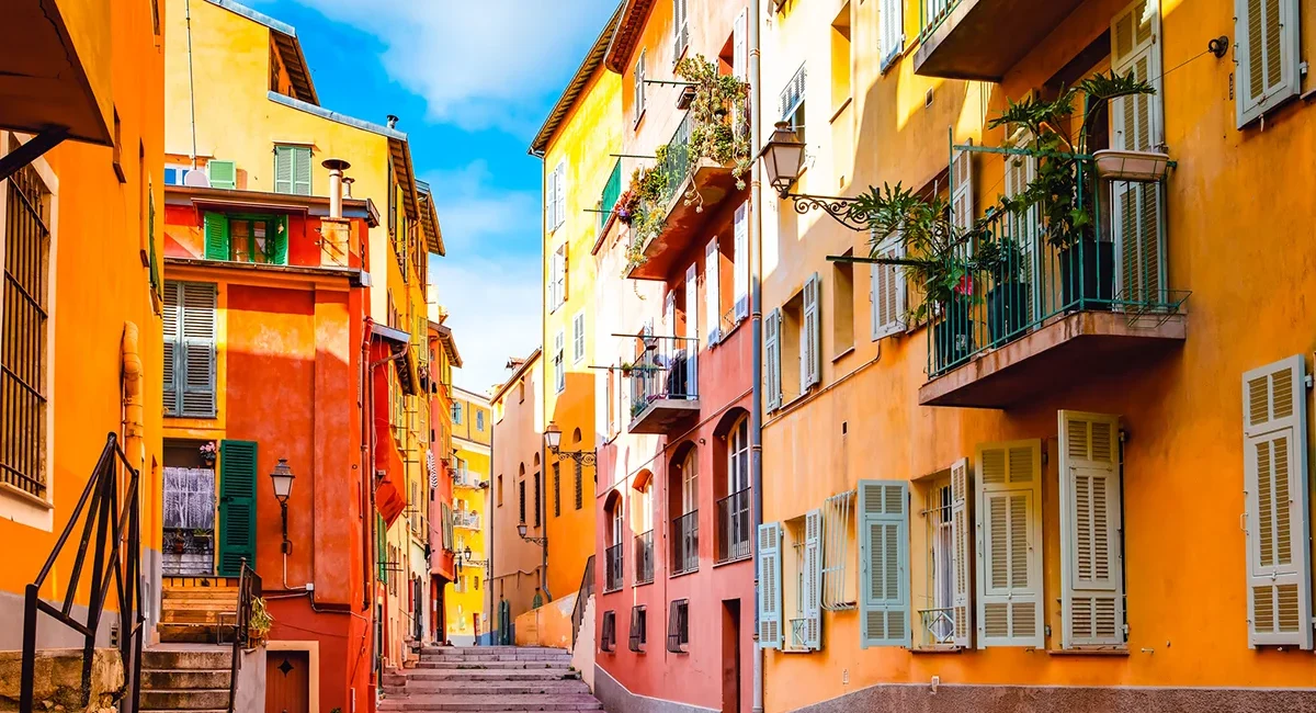 Eine typische, farbenfrohe Gasse in der Altstadt von Nizza in Südfrankreich.