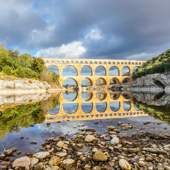 Der Pont du Gard, ein dreistöckiges antikes römisches Aquädukt in Südfrankreich.