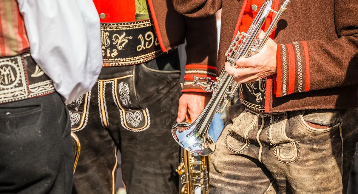 Musikanten in Südtirol mit Lederhosen, Trachtenjacken und Trompeten.