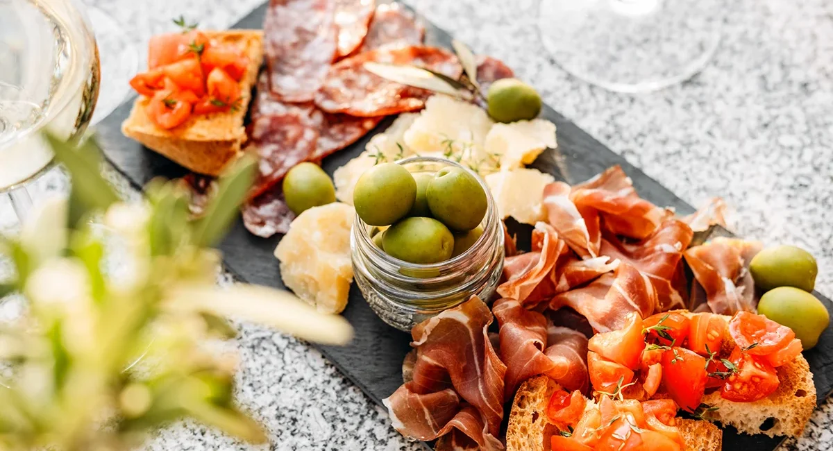 Eine klassische Platte mit italienischen Antipasti in Venetien, die eine Auswahl an herzhaften Häppchen präsentiert.