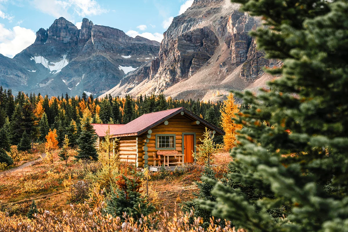 Eine rustikale Blockhütte im Mount Assiniboine Provincial Park in den kanadischen Rocky Mountains.