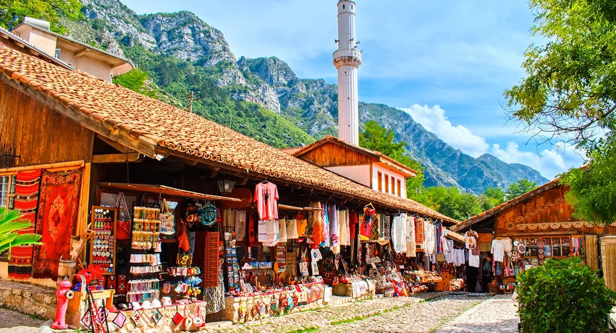Traditioneller Basar von Kruja mit kleinen Marktständen und Kopfsteinpflaster in Albanien