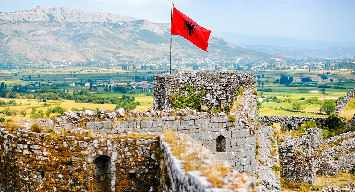 Burg Rozafa auf einem Hügel bei Shkodra in Albanien mit Blick auf die Landschaft