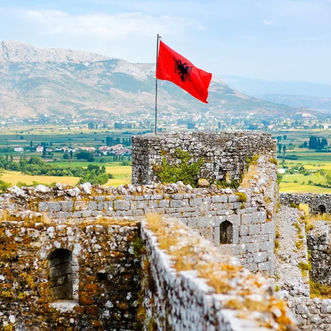 Burg Rozafa auf einem Hügel bei Shkodra in Albanien mit Blick auf die Landschaft