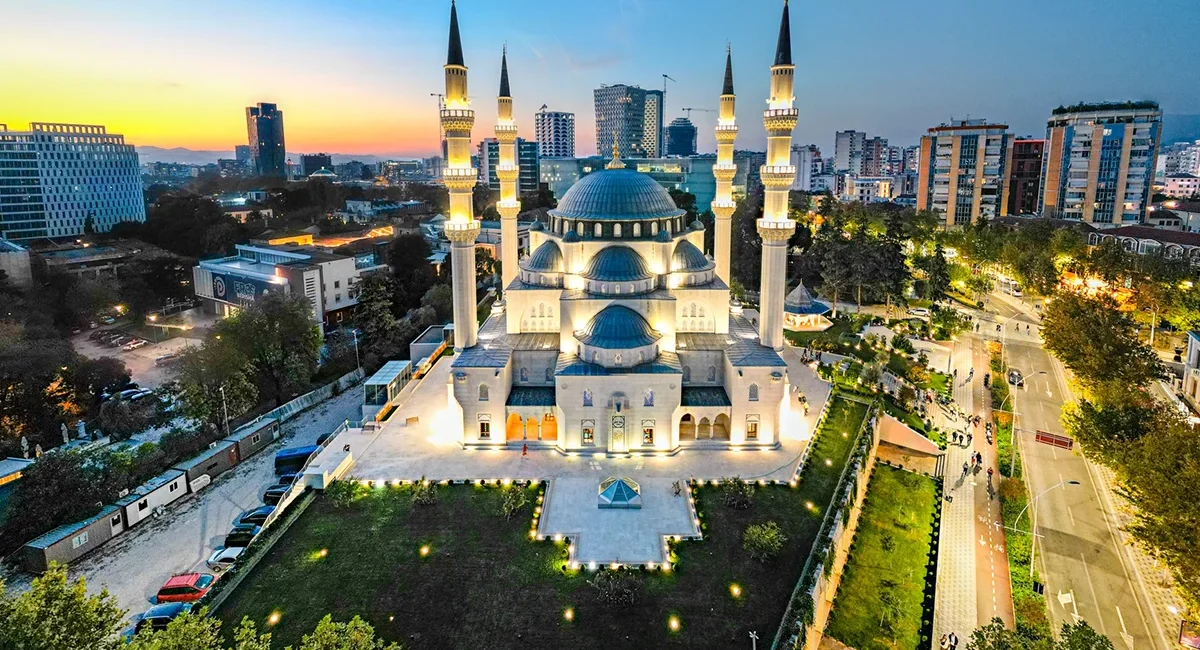 Namazgah-Moschee in Tirana, moderne Moschee und größte Moschee Albaniens