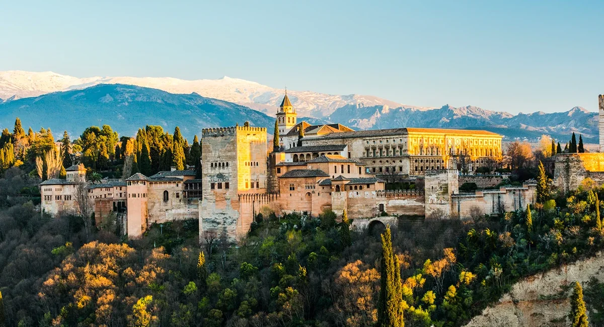 Der Alhambra-Palast in Granada ist eine große historische Palastanlage auf einem Hügel in Andalusien.