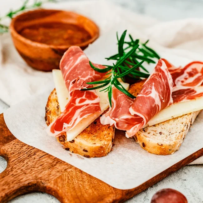 Ein Teller mit Tapas aus Andalusien mit dünn geschnittenem Schinken.