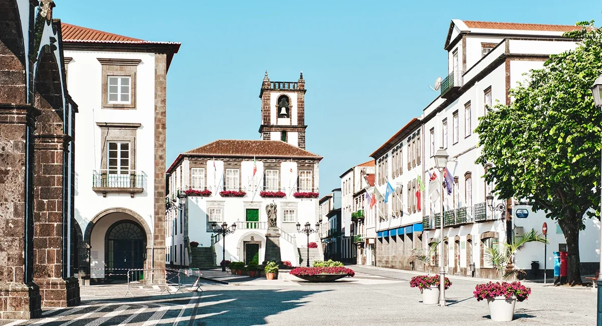Die Altstadt von Ponta Delgada auf der Azoreninsel São Miguel mit historischen Gebäuden und einem Platz mit den Stadttoren Portas da Cidade.