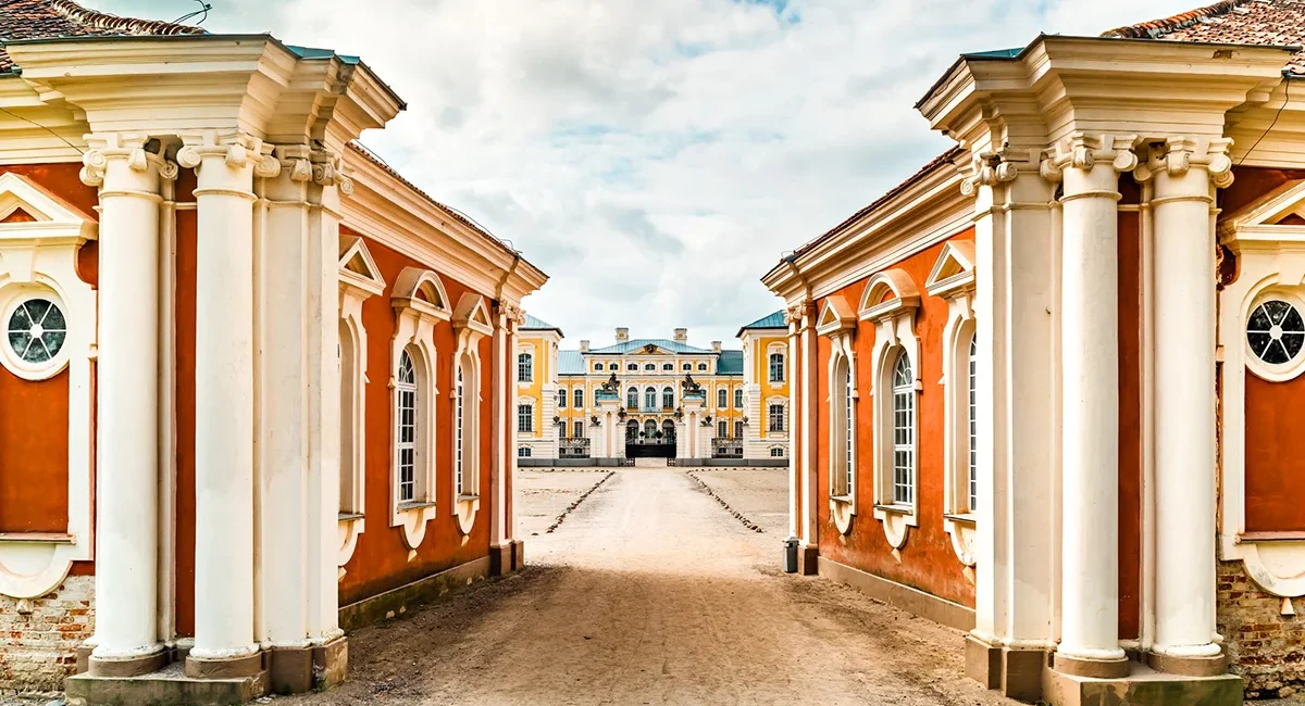 Schloss Rundāle in Lettland, barockes Schloss mit gelber Fassade und weitläufigem Garten