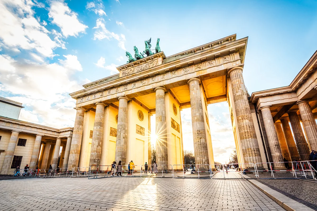 Die Sonne scheint durch das große Brandenburger Tor in Berlin, Deutschland.