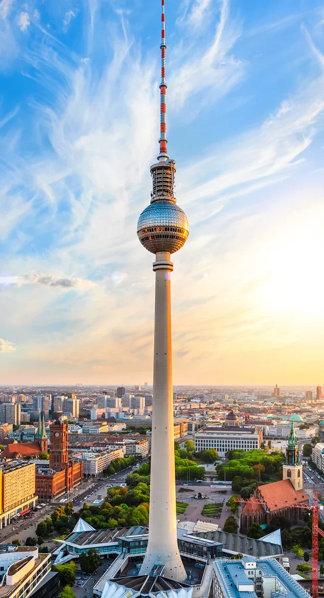 Der Berliner Fernsehturm am Alexanderplatz in Berlin, der bei Sonnenuntergang über der Stadt thront.