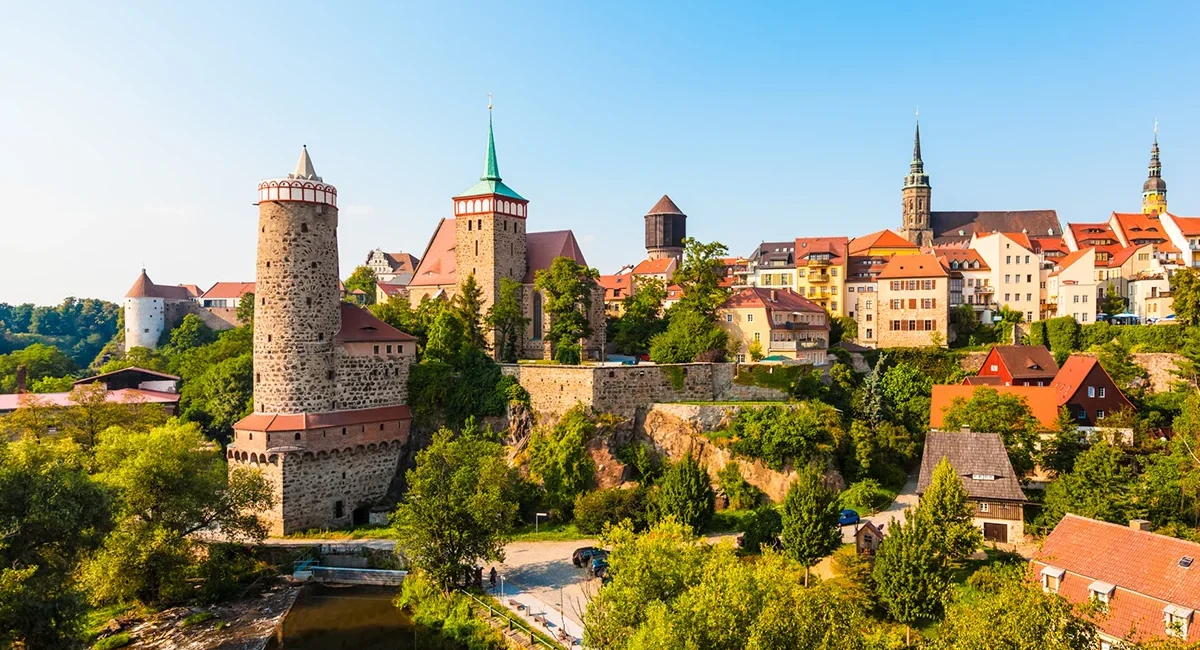 Die Stadt Bautzen in Sachsen, mit dem markanten Ensemble aus der Alten Wasserkunst und der Michaeliskirche, aufgenommen von der Friedensbrücke über der Spree.