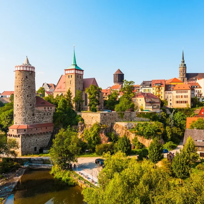 Die Stadt Bautzen in Sachsen, mit dem markanten Ensemble aus der Alten Wasserkunst und der Michaeliskirche, aufgenommen von der Friedensbrücke über der Spree.