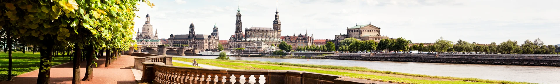 Die Dresdner Altstadt vom rechten Elbufer mit Frauenkirche, Augustusbrücke und Semperoper.