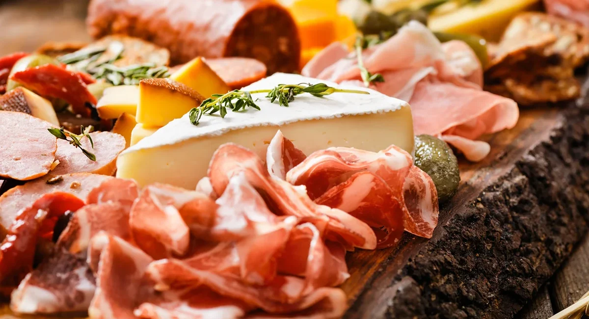 Eine rustikale Vesperplatte mit Schinken, Wurst und Käse in der Dorfscheune in Hohenlohe.
