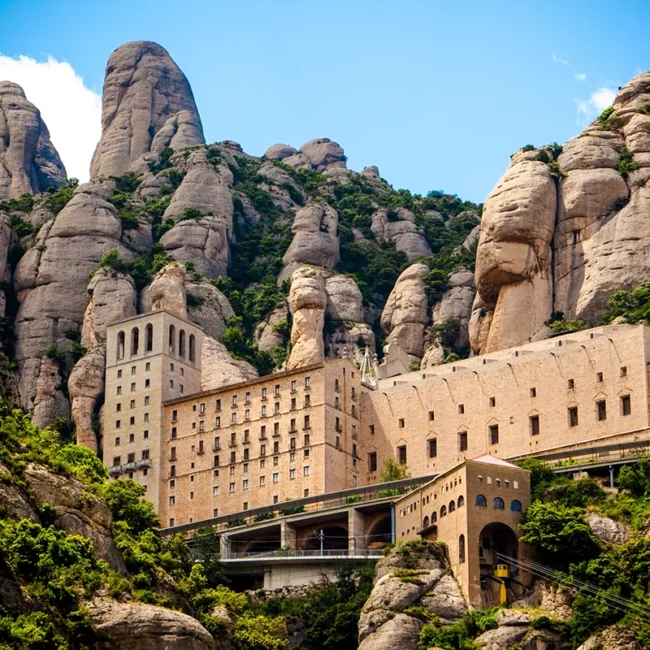 Das Kloster Montserrat liegt in den Bergen von Katalonien und ist von markanten Felsformationen umgeben.
