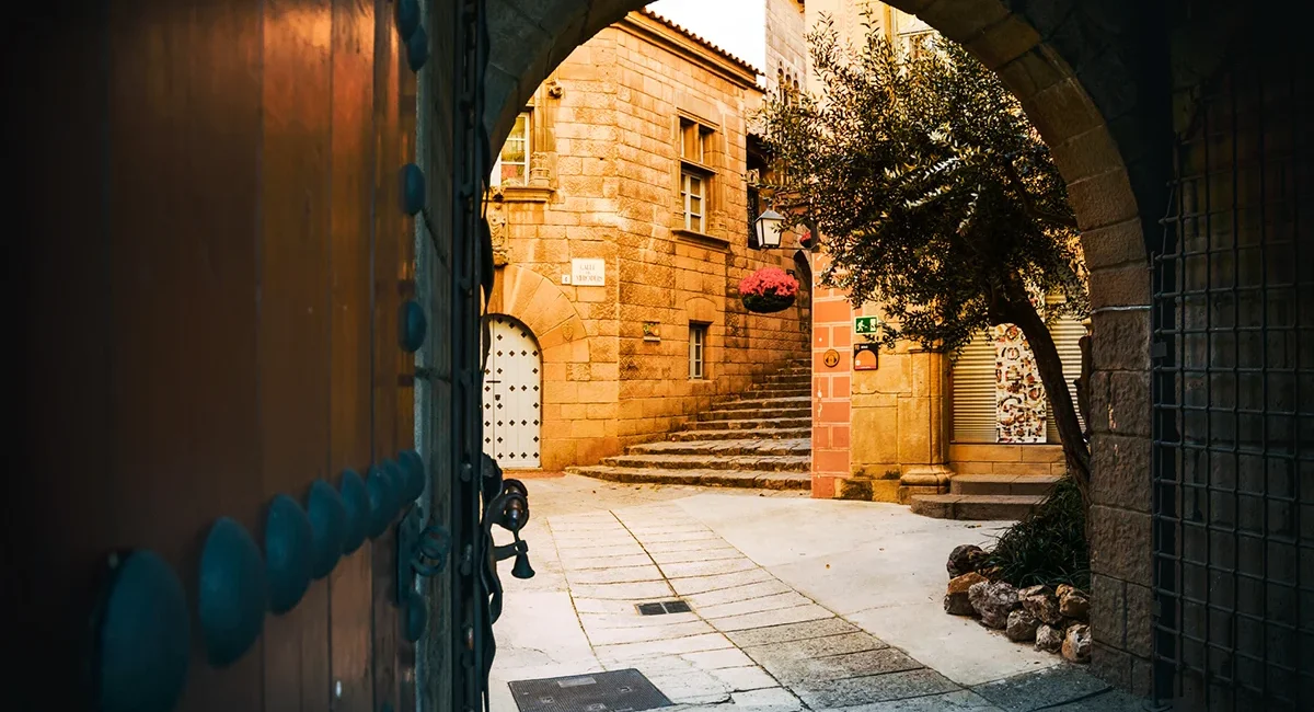 Das Poble Espanyol in Barcelona zeigt traditionelle spanische Architektur in einem Dorf mit Plätzen und Häusern.