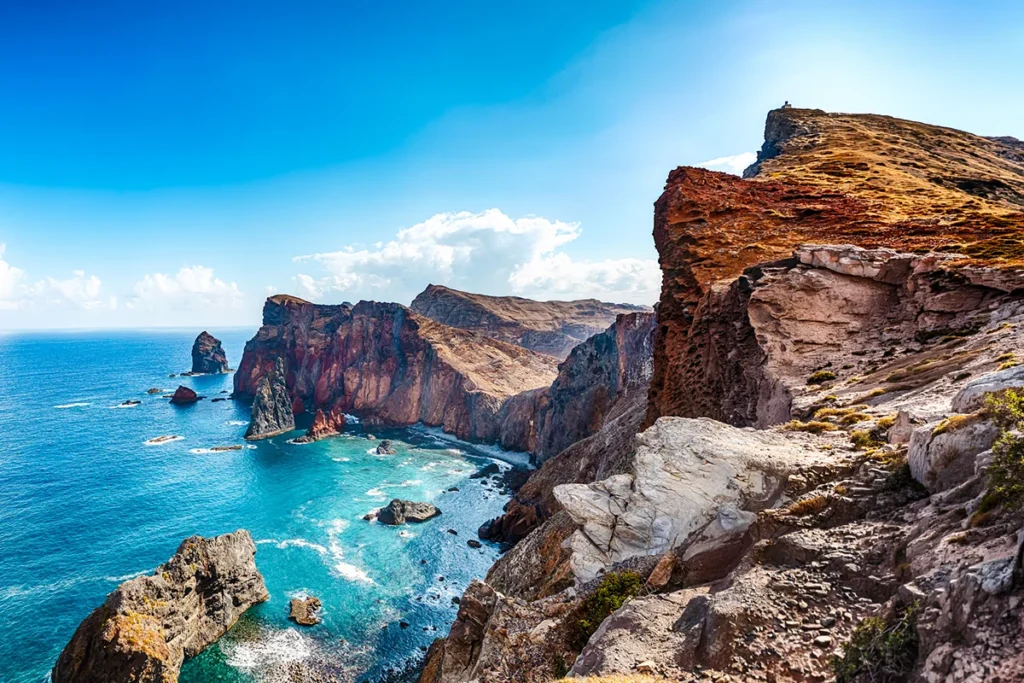 Die Halbinsel Ponta de São Lourenço auf Madeira mit steilen Klippen und Blick auf den Atlantik.