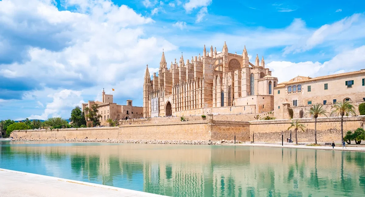 Die Kathedrale La Seu in Palma de Mallorca steht nahe am Meer. Die große gotische Kirche prägt das Stadtbild.