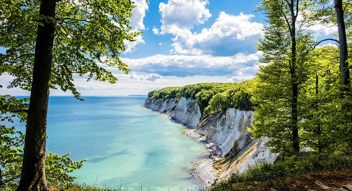 Kreidefelsen der Küste auf Rügen mit Blick auf die Ostsee und steile weiße Klippen