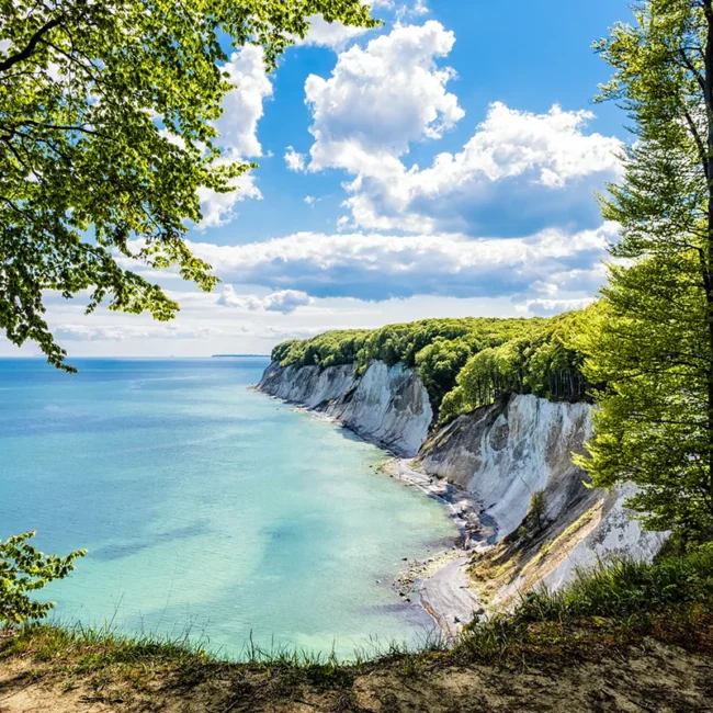 Kreidefelsen der Küste auf Rügen mit Blick auf die Ostsee und steile weiße Klippen