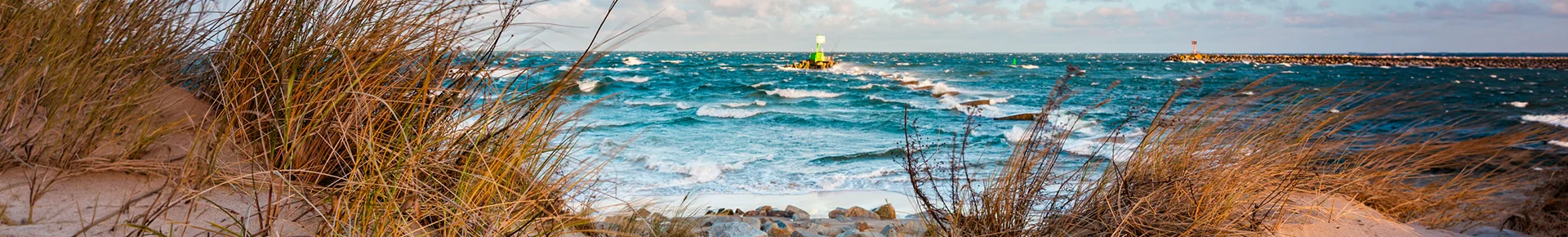 Panoramablick auf die Ostsee bei Danzig in Nordpolen. Das offene Meer erstreckt sich bis zum Horizont.