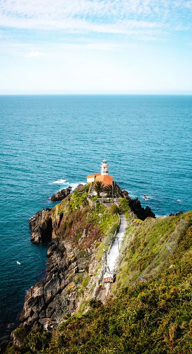 Der Leuchtturm von Cudillero steht auf einer Klippe an der Küste von Asturien in Nordspanien.