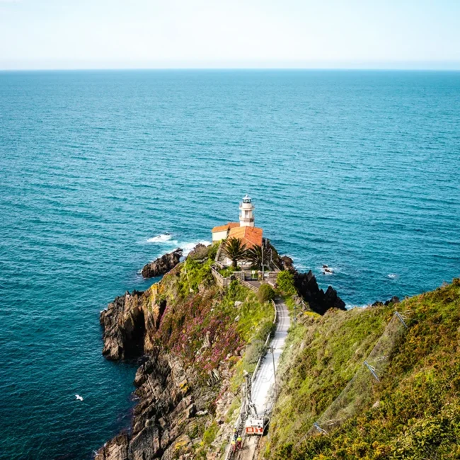 Der Leuchtturm von Cudillero steht auf einer Klippe an der Küste von Asturien in Nordspanien.