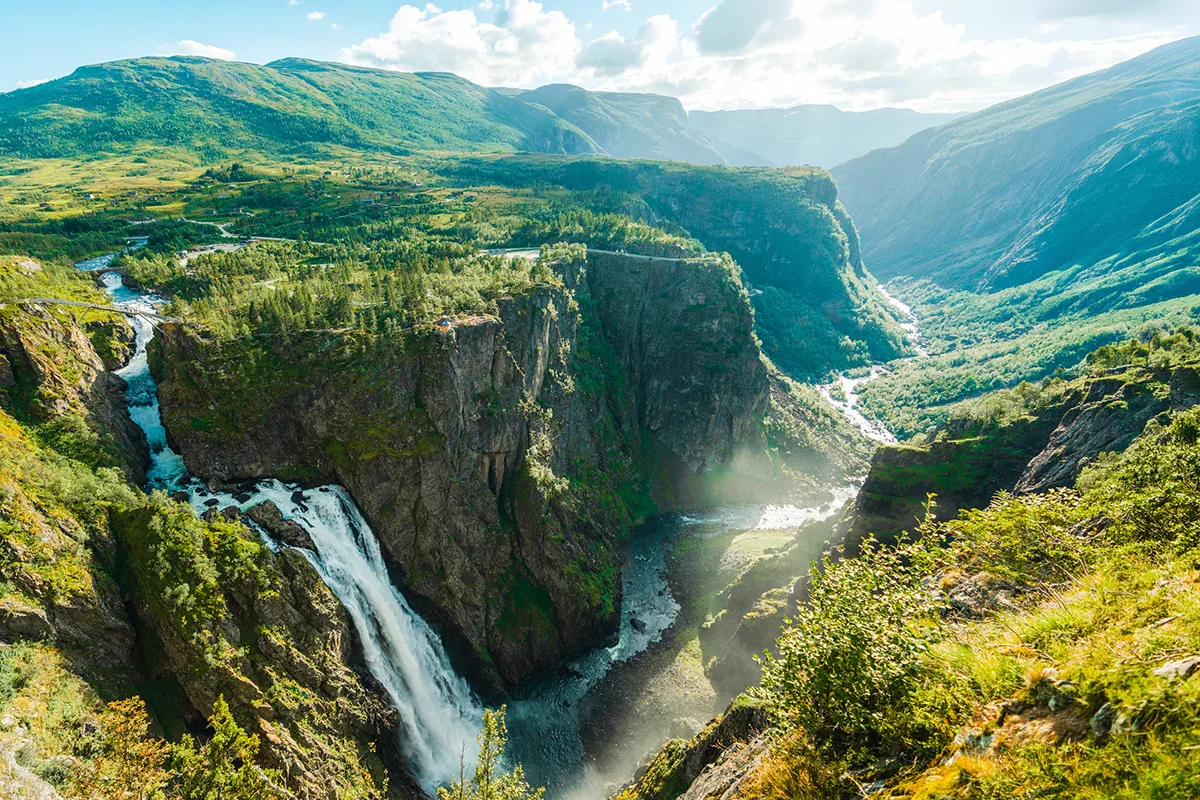 Der Wasserfall Vøringsfossen stürzt in Norwegen tief in eine felsige Schlucht. Das Wasser fällt von hohen Klippen in die darunterliegende Landschaft.