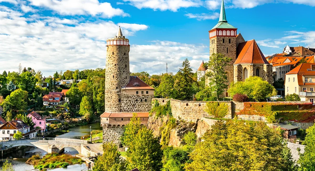 Blick auf die Michaeliskirche in Bautzen mit historischer Altstadt im Vordergrund