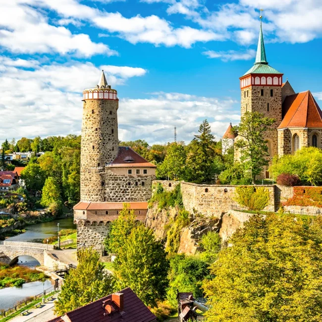 Blick auf die Michaeliskirche in Bautzen mit historischer Altstadt im Vordergrund