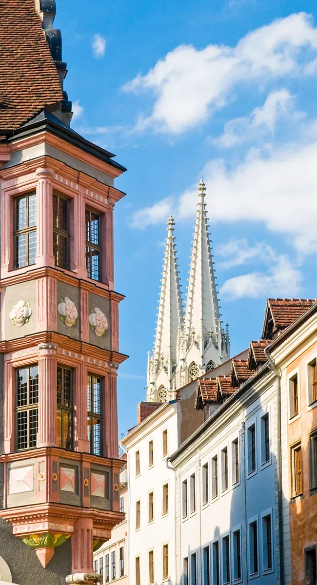 Altstadt von Görlitz mit historischen Gebäuden und gepflasterten Straßen