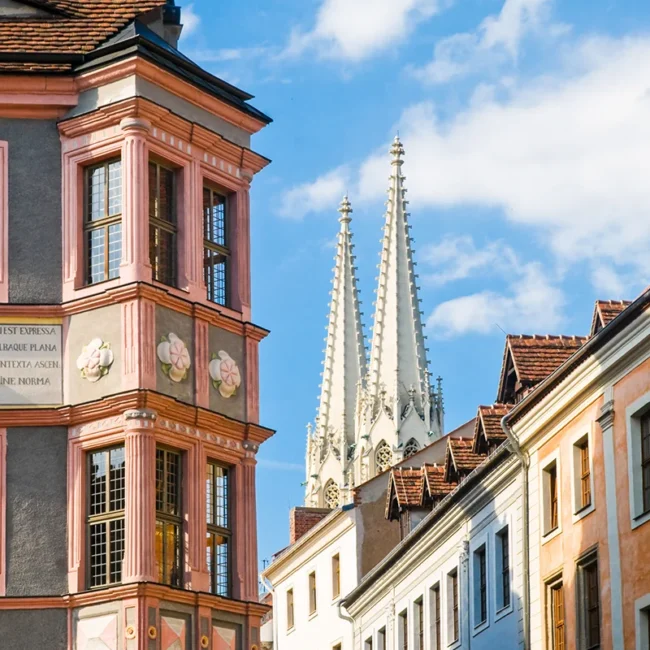 Altstadt von Görlitz mit historischen Gebäuden und gepflasterten Straßen