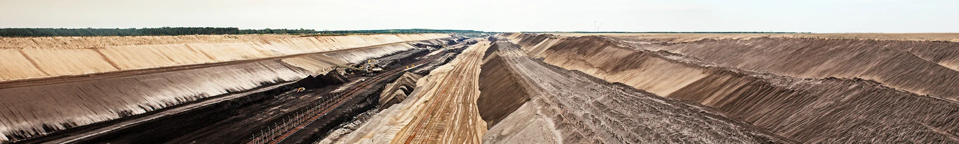 Panorama des Braunkohletagebaus Welzow mit weiten Gruben und Abbauflächen