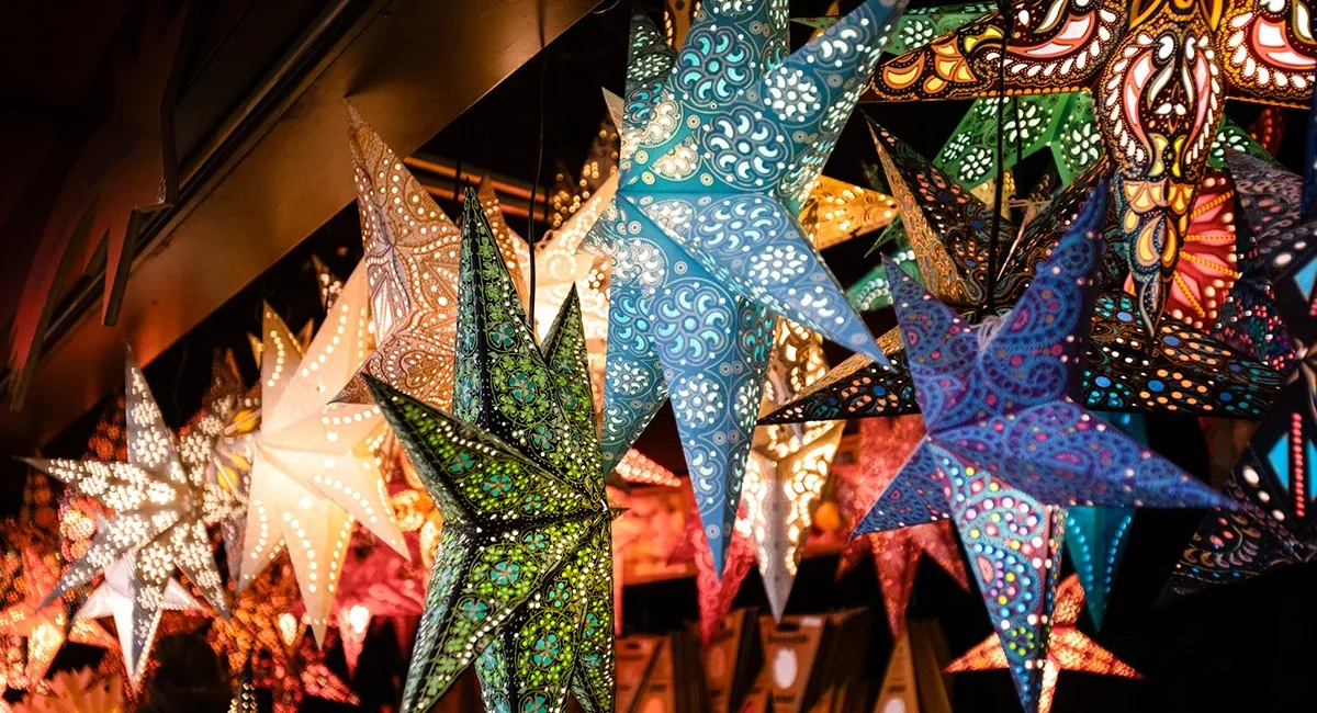 Leuchtende Papiersterne auf einem Weihnachtsmarkt als festliche Dekoration