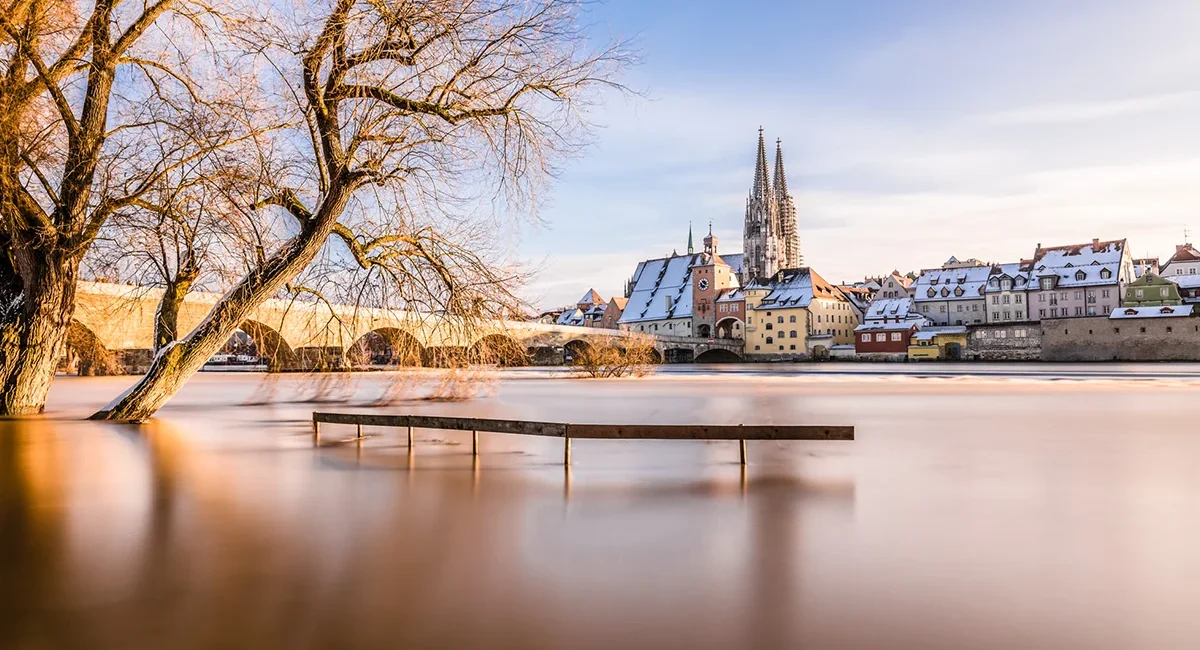 Winterlicher Blick über die Donau auf den Regensburger Dom St. Peter