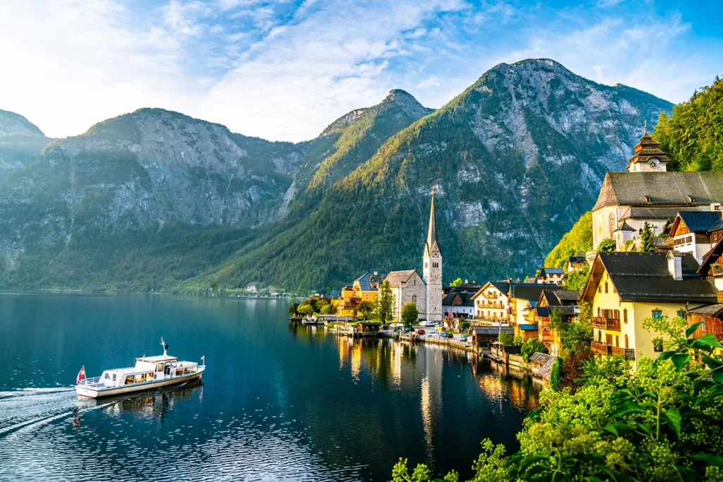 Bootsfahrt auf dem See bei Hallstadt in Österreich, der von Bergen eingerahmt wird