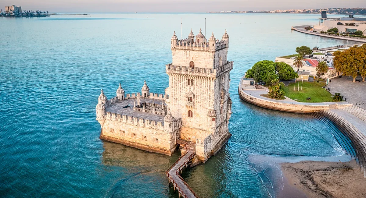 Der Turm von Belém in Lissabon steht am Ufer des Tejo. Der historische Wehrturm aus hellem Stein gehört zum UNESCO-Weltkulturerbe.