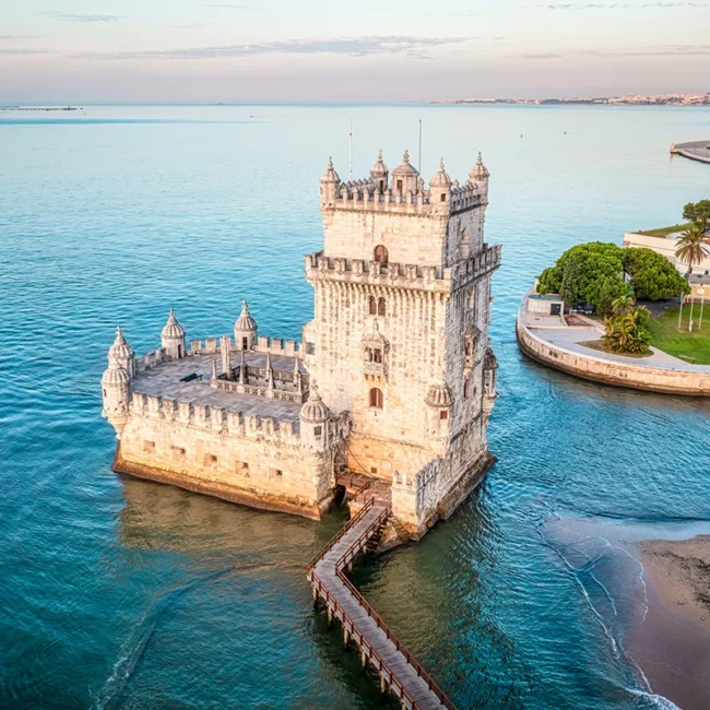 Der Turm von Belém in Lissabon steht am Ufer des Tejo. Der historische Wehrturm aus hellem Stein gehört zum UNESCO-Weltkulturerbe.