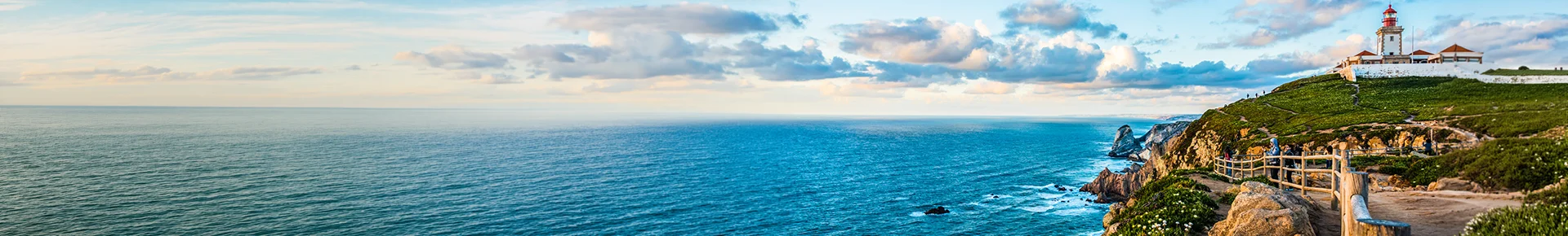 Panoramablick von Cabo da Roca in Portugal mit steilen Klippen über dem Atlantik.