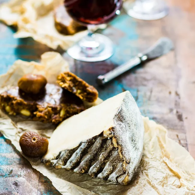 Ein Tisch mit Käse und einem Glas Wein in Portugal.
