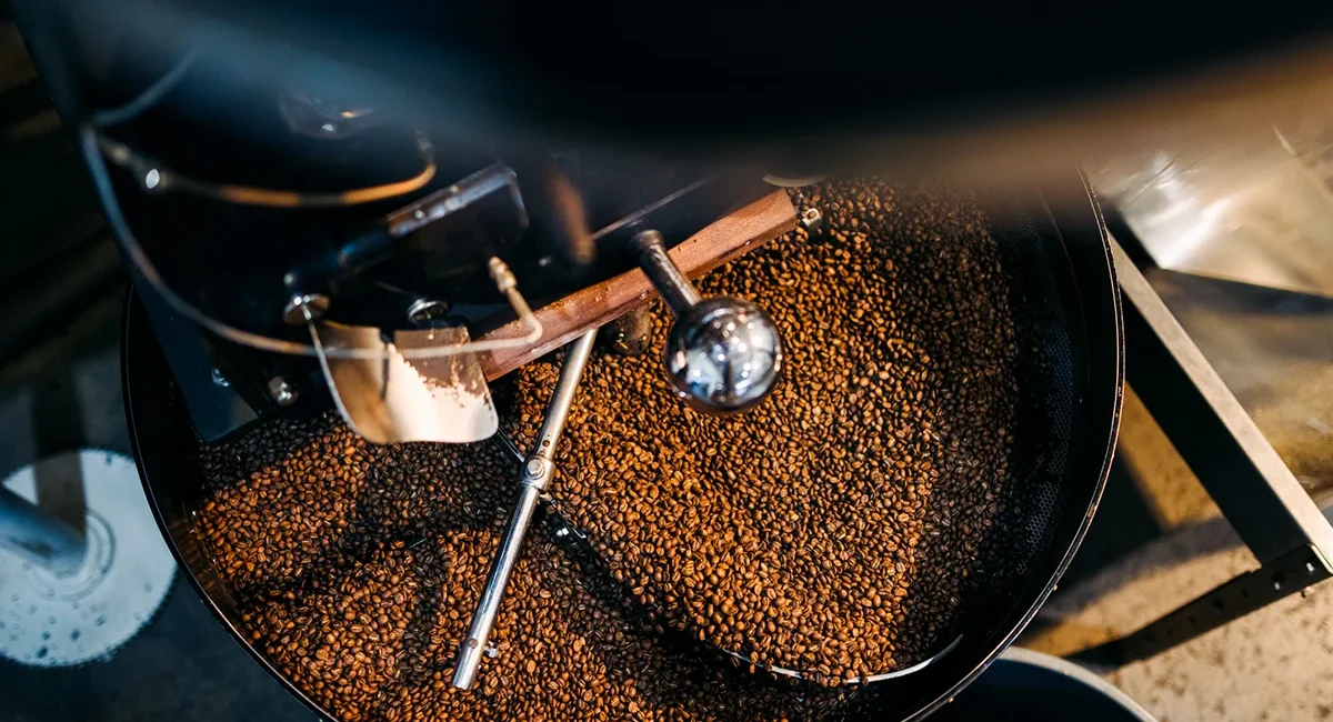 Kaffeebohnen werden in einer Röstmaschine in einer Kaffeerösterei geröstet