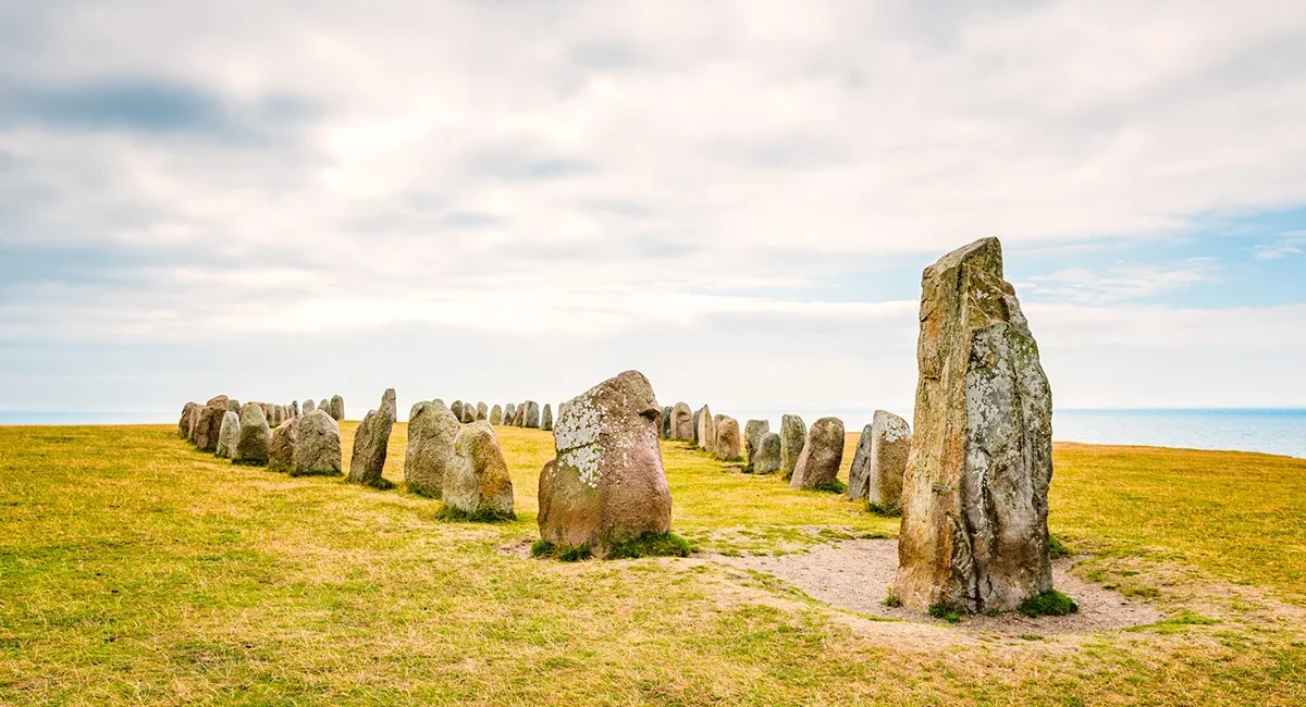 Ales Stenar in Schweden ist eine große Steinsetzung in Form eines Schiffs auf einer Anhöhe nahe der Küste.